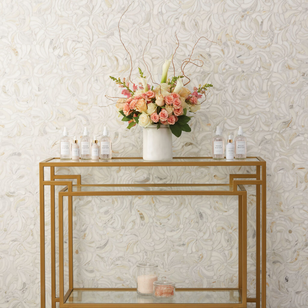 Lavaliere Calacatta Gold Windblown wall sample