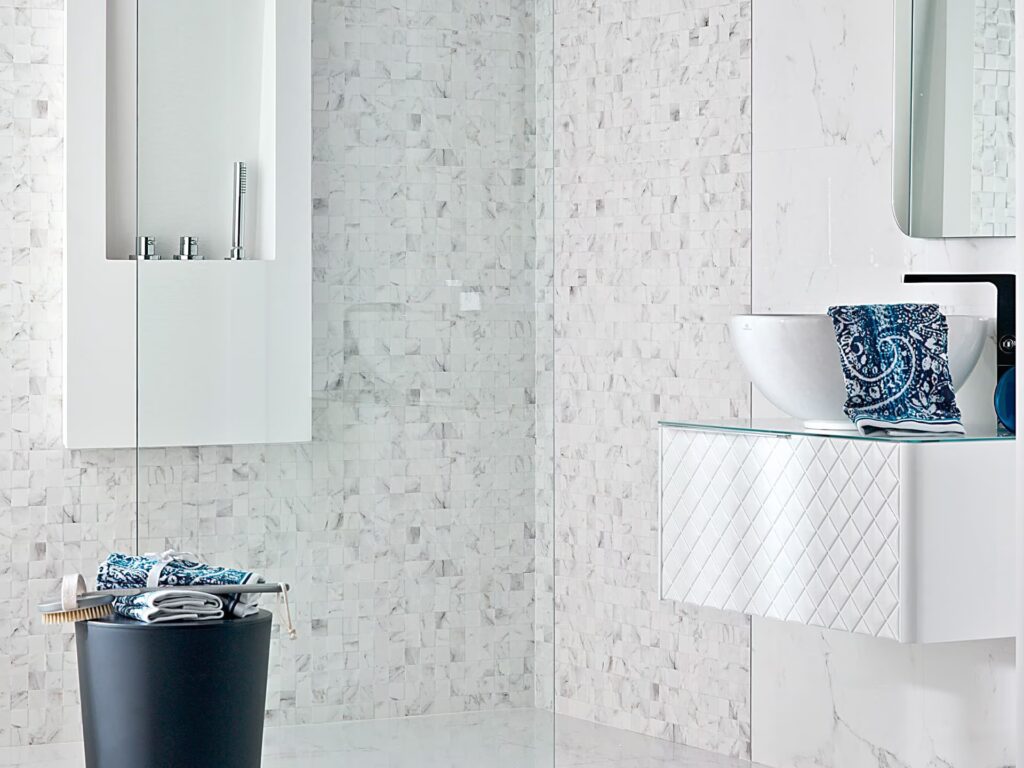 Carrara Blanco Mosaico 13 X 39 wall sample bathroom
