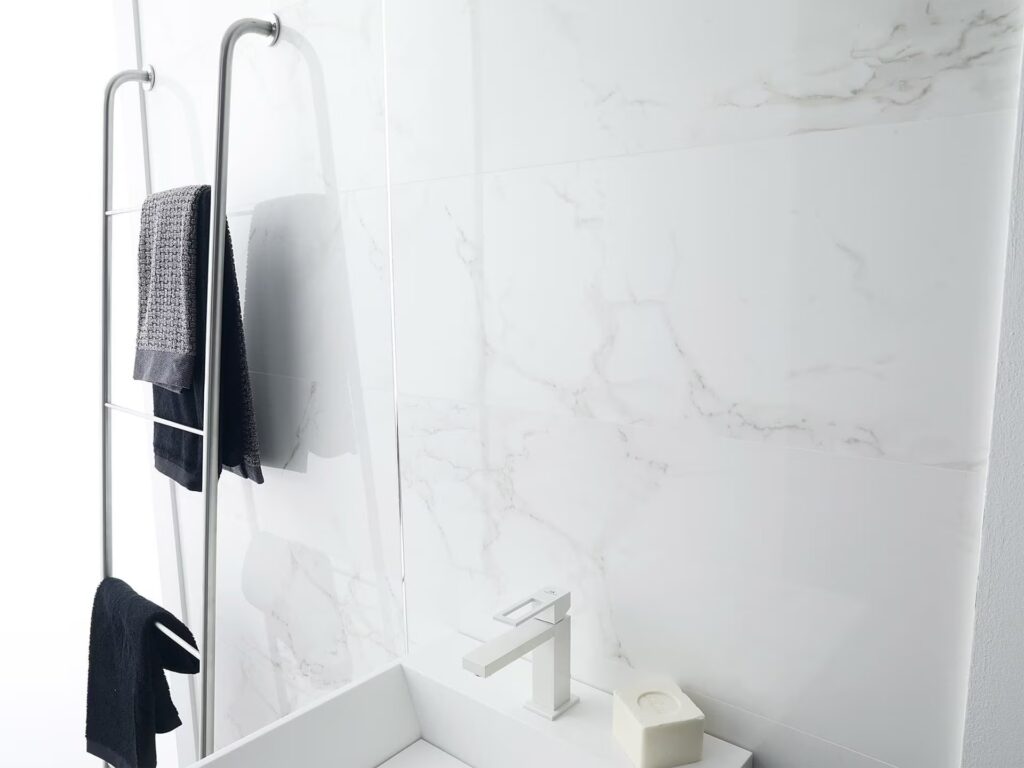 Marmol Carrara Blanco 13X39 bathroom wall sample