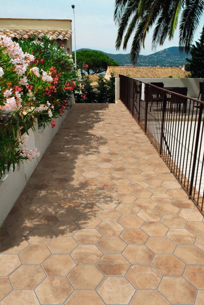 Malaga 11x13 East Outdoorscene01