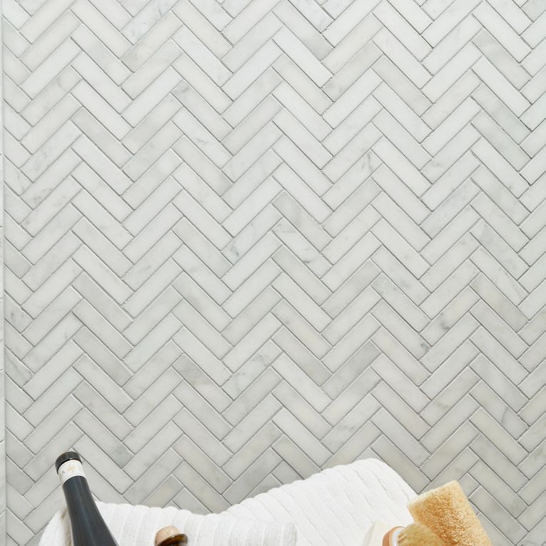 Completa Herringbone 1 X 4 Calacatta Gris Roomscene01