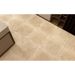 TRAV CROSSCUT 24X24 BEIGE Roomscene01