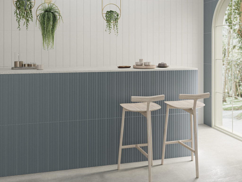 Plinto 4.2” x 21.3” blue and white wall and bar sample